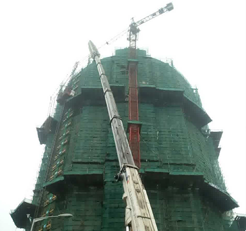 阿勒泰吊车在工地上作业